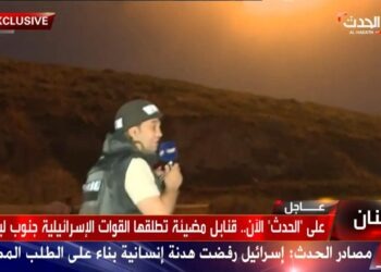 قنابل مضيئة تطلقها القوات الأسرائيلية جنوب لبنان | التفاصيل مع محمود شكر