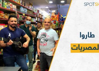 “طاروا المصريات”… شاب لبناني يغني للدولار والبنزين!