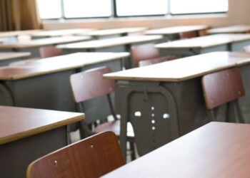 متعاقدو الأساسي والثانوي رفضوا العودة إلى التعليم الحضوري ولوحوا بالإضراب في حال المساس بحقوقهم