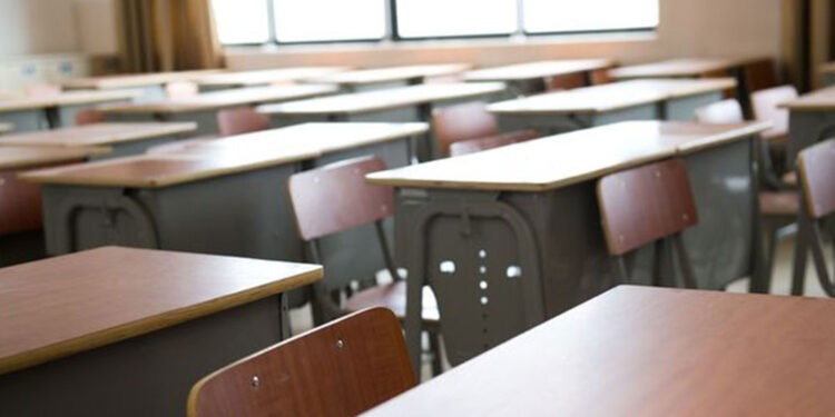 متعاقدو الأساسي والثانوي رفضوا العودة إلى التعليم الحضوري ولوحوا بالإضراب في حال المساس بحقوقهم