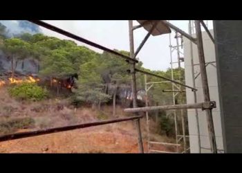 الحرائق في بيت مري مستمرة والنيران تقترب من المنازل